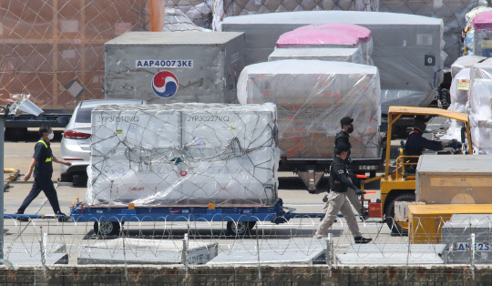 지난 7일 인천공항에 도착한 모더나 백신. 연합뉴스